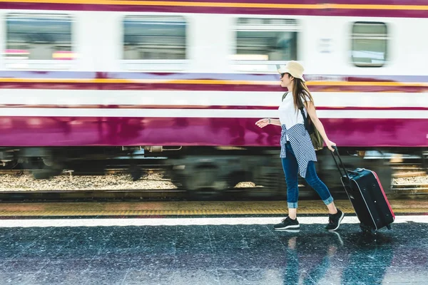 Vrouw reiziger bedrijf koffer — Stockfoto