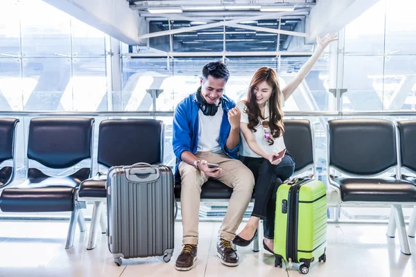 Feliz asiático casal de viajantes no aeroporto — Fotografia de Stock