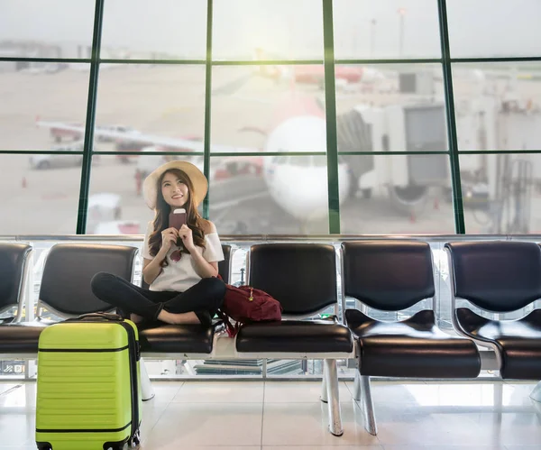 Mujer asiática viajero con pasaporte —  Fotos de Stock