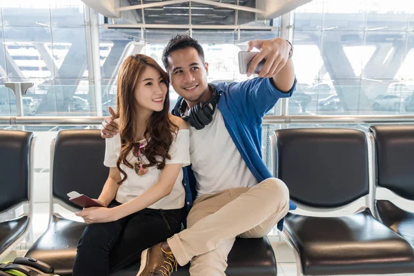 Asiático casal tomando selfie — Fotografia de Stock
