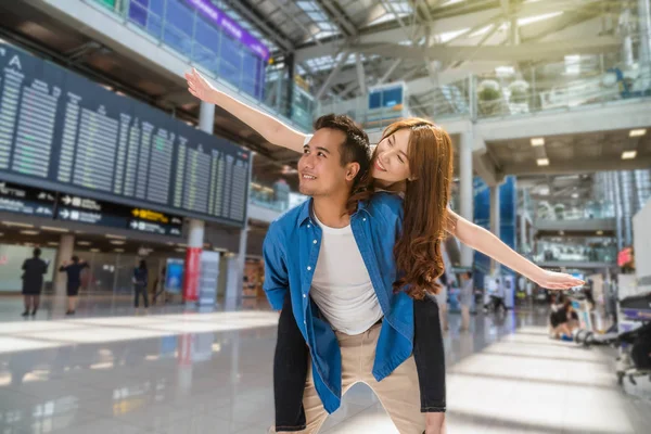 旅游者的现代机场对亚裔夫妇 — 图库照片
