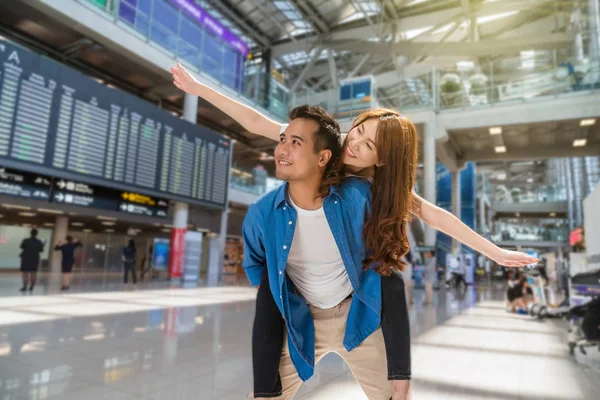 Pareja asiática de viajeros en moddern aeropuerto — Foto de Stock