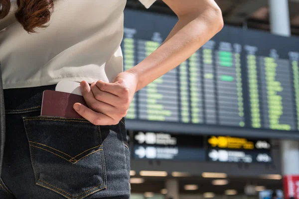 Mulher viajante mão segurando passaporte — Fotografia de Stock