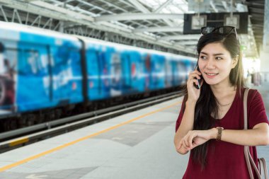 Asyalı kadın yolcu sosyal ağ kullanma 