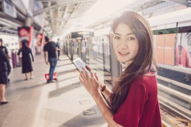 Asyalı kadın yolcu tablet kullanma 