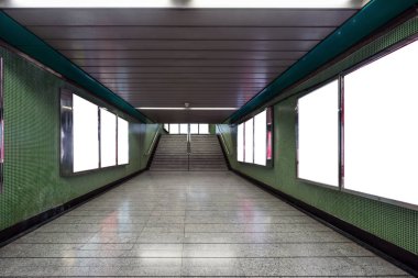 Reklam için yeraltı salonda boş billboard