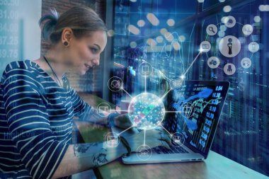 dizüstü bilgisayar kullanan kadın serbest meslek