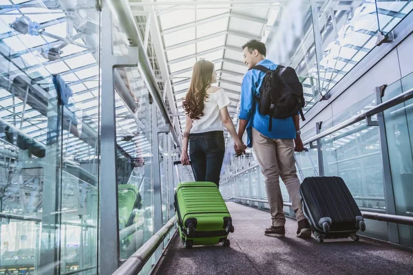 Paar reiziger met koffers op de luchthaven. — Stockfoto