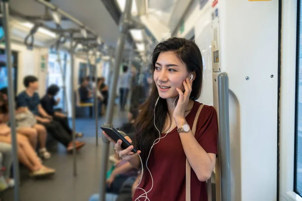 Asiática mujer pasajero escuchando canción —  Fotos de Stock