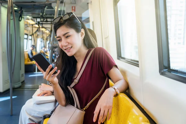 Asyalı kadın yolcu sosyal ağ kullanma 