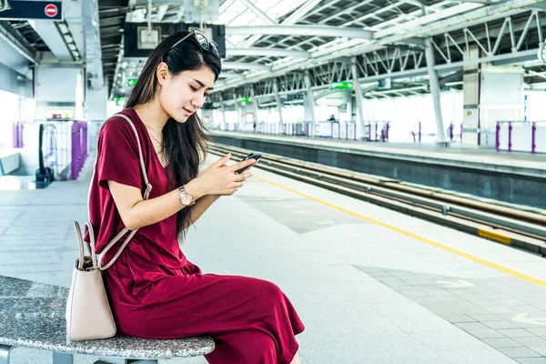 Mulher asiática passageiro usando rede social — Fotografia de Stock