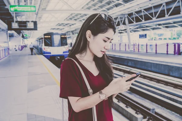 Asyalı kadın yolcu sosyal ağ kullanma 