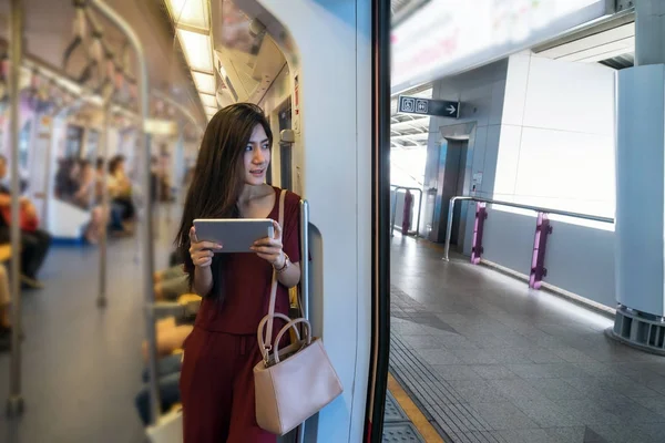 Mujer asiática pasajero usando tableta —  Fotos de Stock
