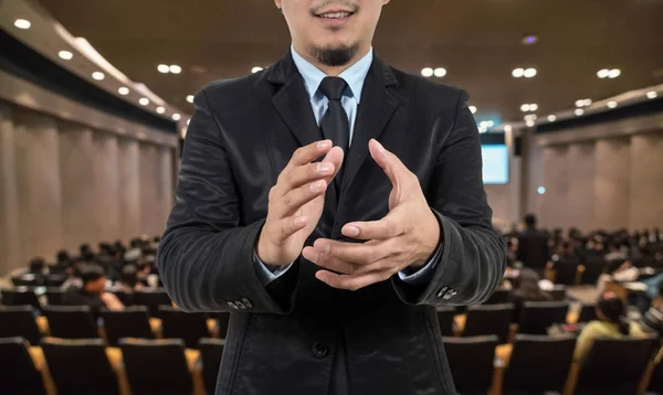 Empresario en la sala de conferencias —  Fotos de Stock