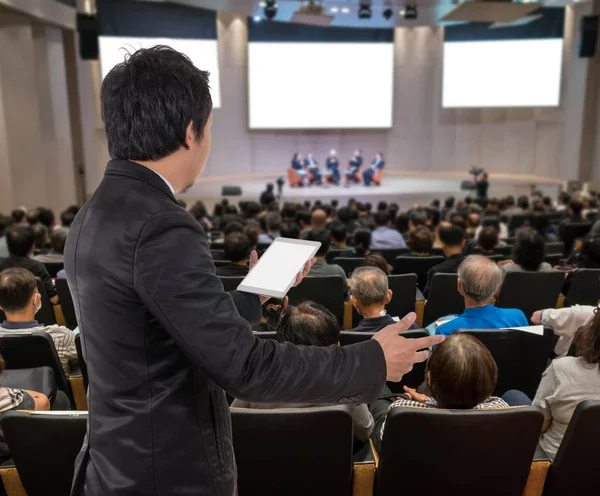 Empresário com tablet na sala de conferências — Fotografia de Stock