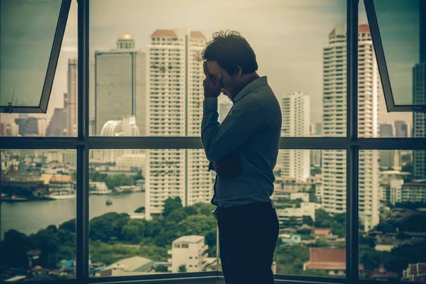 Depressiver Geschäftsmann steht am Fenster — Stockfoto