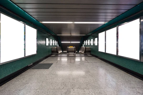 yeraltı salonda bulunan boş Pano 