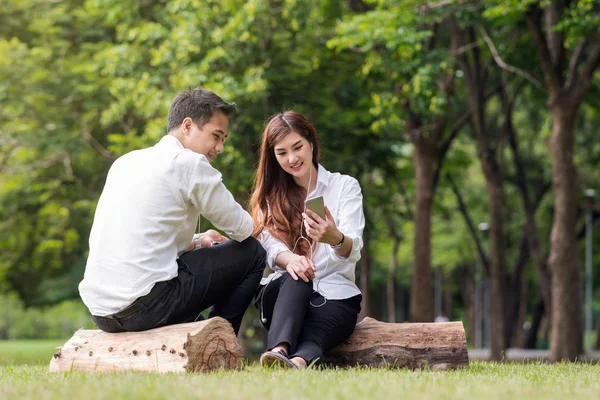 Feliz asiático casal usando smartphone — Fotografia de Stock