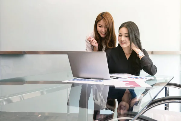 Twee Aziatische vrouwelijke ondernemers met behulp van laptop — Stockfoto