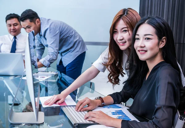 Grupo de empresarios asiáticos trabajando —  Fotos de Stock