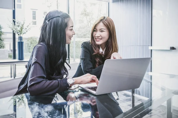 使用笔记本电脑的两个亚洲女企业家 — 图库照片