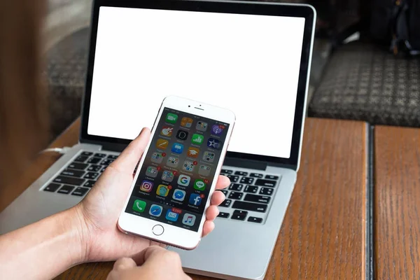 Woman hand holding Iphone — Stock Photo, Image