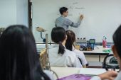 asiatische Lehrer geben Lektion