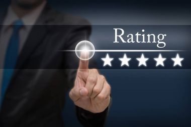 Beş yıldız düğmesini işaret eden işadamı 