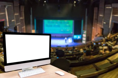 Bilgisayar gösteren beyaz ekran