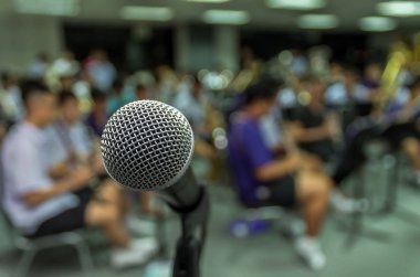Mikrofon üzerinden bulanık klasik müzik grubu