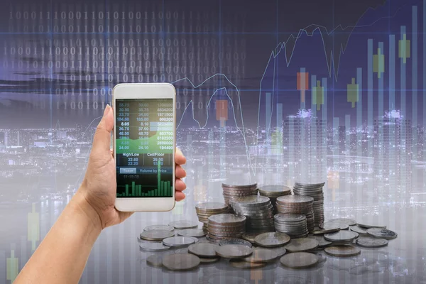 Akıllı telefon tutan bir kadın.