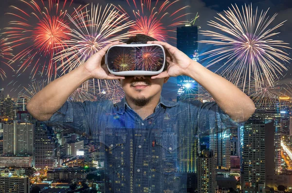 Aziatische man met virtuele realiteit — Stockfoto