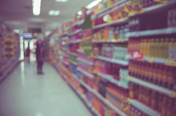 магазин с полками и тележками
