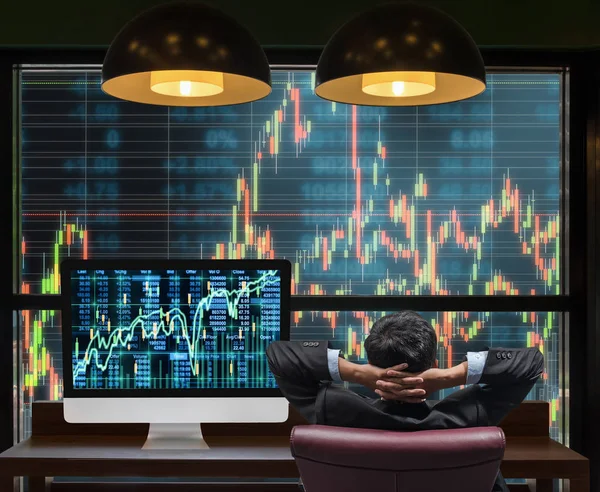 Affärsman tittar på stor skärm — Stockfoto