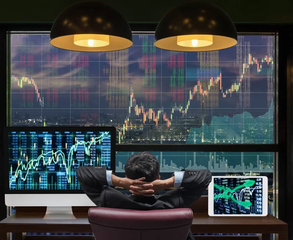 Empresário olhando para o gráfico do mercado de ações — Fotografia de Stock