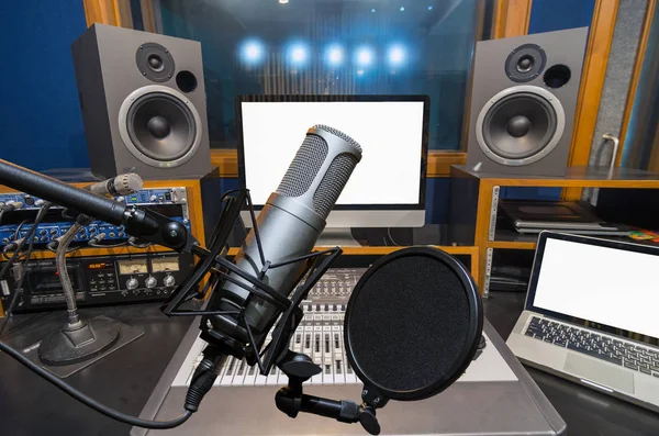 Professionell studiomikrofon över musikstudio — Stockfoto