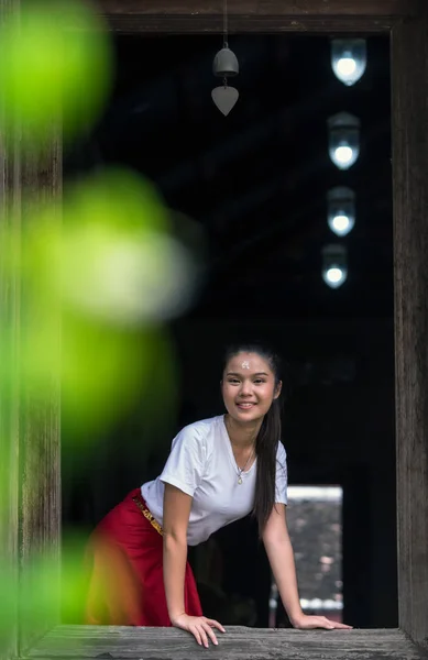 Menina realizando ação pantomima — Fotografia de Stock