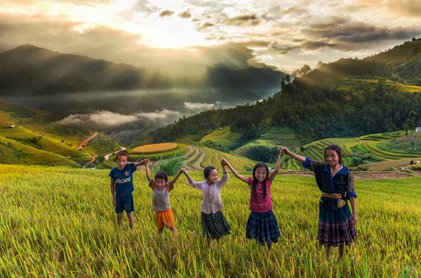Crianças vietnamitas são brincadeiras — Fotografia de Stock