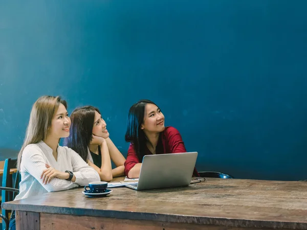 Zakenvrouwen brainstormen vergadering — Stockfoto