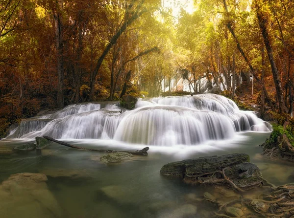 Cachoeira na floresta profunda — Fotografia de Stock