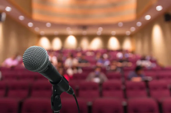 Mikrofon mit verschwommenem Konferenzsaal — Stockfoto