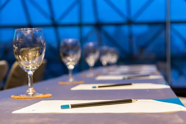 Pennor och papper på bordet — Stockfoto