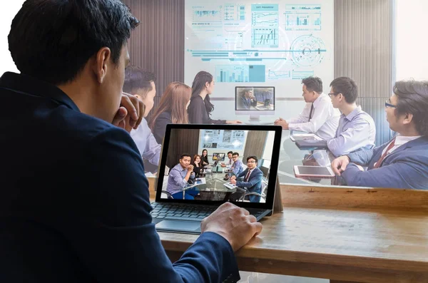 Geschäftsmann sitzt und nutzt Laptop — Stockfoto