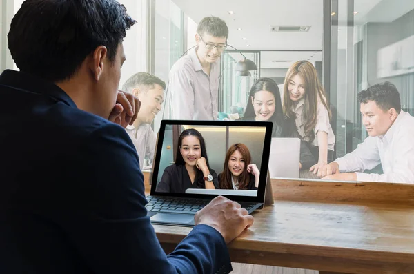 Geschäftsmann mit Laptop zeigt Businessteam — Stockfoto