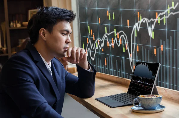 Aziatische zakenman met behulp van laptop — Stockfoto