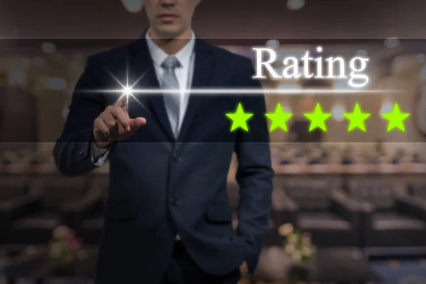 Empresário apontando cinco estrelas rating — Fotografia de Stock