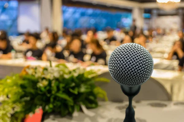 Microfone sobre foto borrada da sala de conferências — Fotografia de Stock