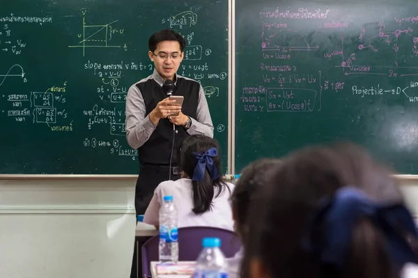 Professor asiático usando smartphone — Fotografia de Stock