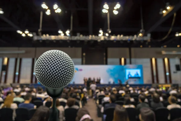 Микрофон над конференц-залом — стоковое фото