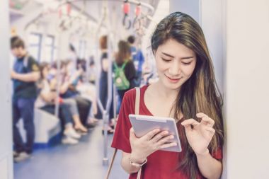 Asyalı kadın yolcu tablet